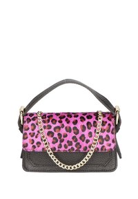 Borsa a tracolla in pelle nera con una pattina a stampa leopardata rosa, superficie testurizzata e tracolla in catena dorata. Forma rettangolare compatta.