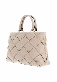Borsa a tracolla beige trapuntata con texture intrecciata, due manici corti, dettagli neri e hardware dorato. Materiale sintetico liscio.