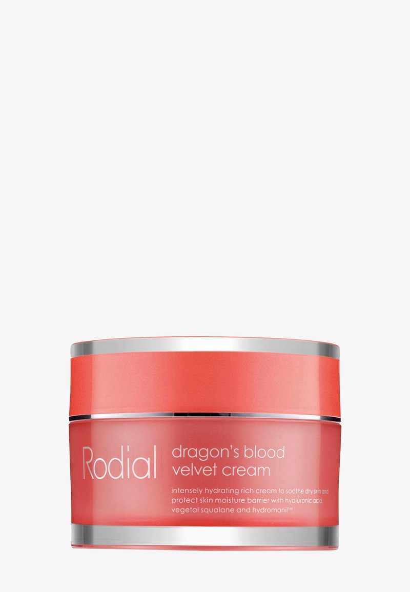 Rodial Dragon's Blood Velvet Cream in rotem Tiegel mit silbernem Rand, feuchtigkeitsspendende Creme zur Beruhigung trockener Haut und zum Schutz der Feuchtigkeitsbarriere.