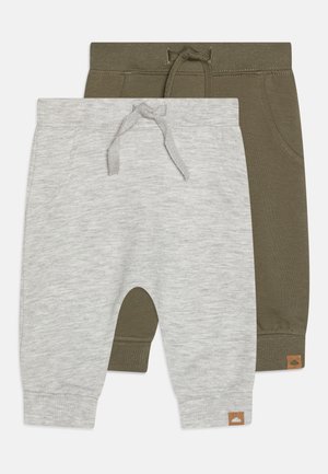 To par barne joggebukser: en grå med melert tekstur og en olivengrønn. Begge har elastisk midje og logo-patch.