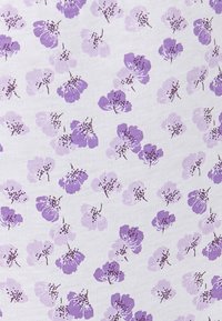 Tessuto leggero con un motivo ripetuto di fiori viola su uno sfondo bianco, con tonalità variabili e dettagli fini nei petali.