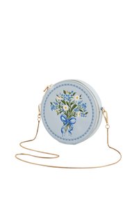 Ronde lichtblauwe schoudertas met bloemenboeket en blauw lint ontwerp, gouden kettingriem en ritssluiting.