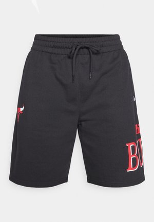 Schwarze Sportshorts aus weichem Material mit elastischem Bund und Kordelzug, roten Logoakzenten und knielanger Schnittführung.
