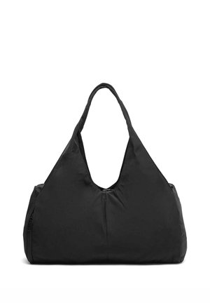 Borsa tote in tessuto nero morbido con tracolla larga e chiusura con cerniera, mostrata su sfondo bianco.
