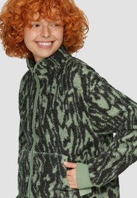 QS MIT ALL-OVER - Fleecejas - salbeigrün