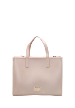 Borsa rettangolare beige chiaro con due manici corti e una piccola targhetta rettangolare dorata con il logo al centro anteriore.