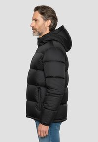 Giacca nera imbottita con chiusura frontale con cerniera, cappuccio regolabile e due tasche laterali. Presenta una finitura lucida e una texture trapuntata.