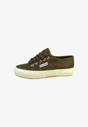 Olivengrønne lavsko i lærred med brune snørebånd, hvid gummisål og en lille "Superga" logo på siden.