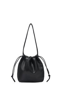 Borsa a cordino in pelle nera con una texture morbida. Presenta un'unica tracolla lunga e una parte superiore arricciata. Design minimalista senza accessori aggiuntivi.