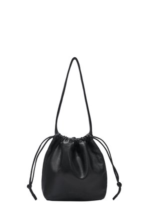 Borsa a cordino in pelle nera con una texture morbida. Presenta un'unica tracolla lunga e una parte superiore arricciata. Design minimalista senza accessori aggiuntivi.