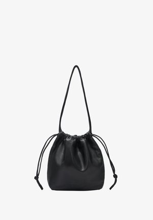 Schwarze Lederzugtasche mit einer weichen Textur. Verfügt über einen einzigen langen Tragegurt und ein gerafftes Oberteil. Minimalistisches Design ohne zusätzliche Akzente.