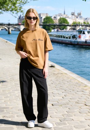 Mira Paris, ESSENTIAL OVERSIZED BOXY TEE 26 UNISEX - T-shirt basic - grounded beige