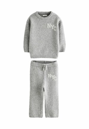REGULAR FIT NYC VARSITY  SET - Hlače - grey