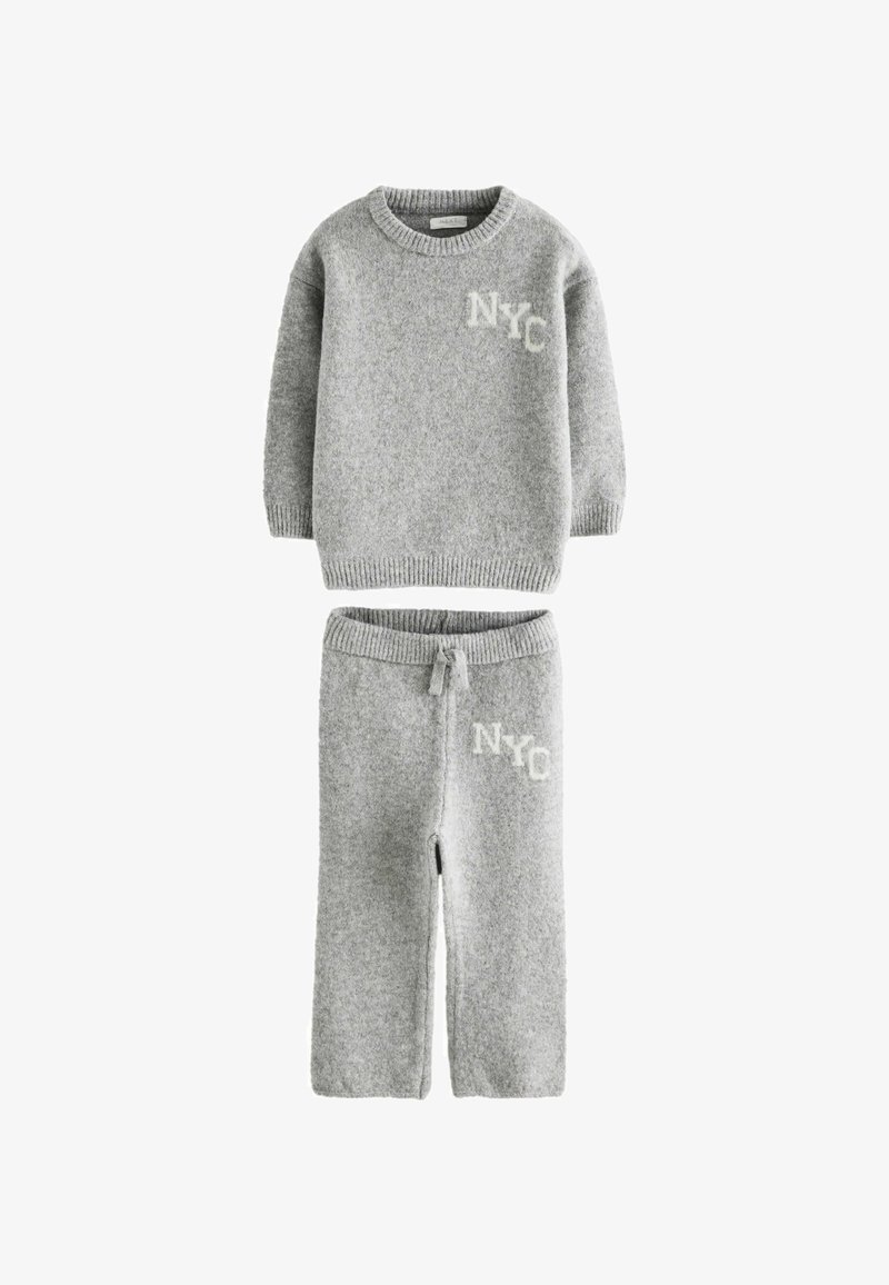 Grau gestrickter Pullover und Hosen-Set mit gerippten Bündchen, das ein weißes "NYC"-Grafikdesign auf beiden Teilen zeigt. Weicher Stoff und lässiger Stil.