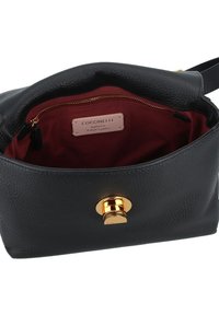 Borsa a mano in pelle nera con finitura texturizzata, hardware dorato e interno color bordeaux. Presenta una tasca con zip e un'etichetta in pelle con marchio.