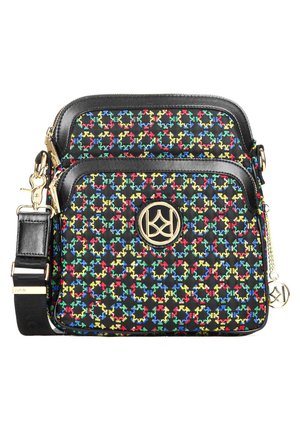 Sac bandoulière noir avec motif coloré de chaînes entrelacées, emblème logo doré, poches zippées et sangle noire réglable avec ferrures dorées.