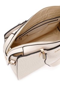Borsa a mano in pelle bianca con superficie testurizzata, bordi neri, accessori in oro e numerosi scomparti interni. Chiusura con zip dotata di un tirante dettagliato.