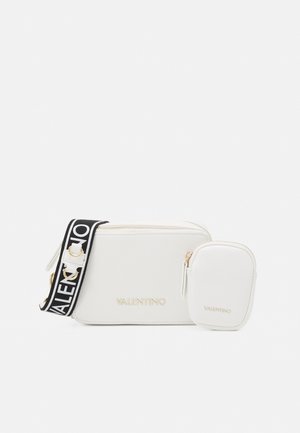 Borsa a tracolla bianca in pelle con pochette staccabile, accessori in oro e una tracolla bianca e nera con il testo "VALENTINO".