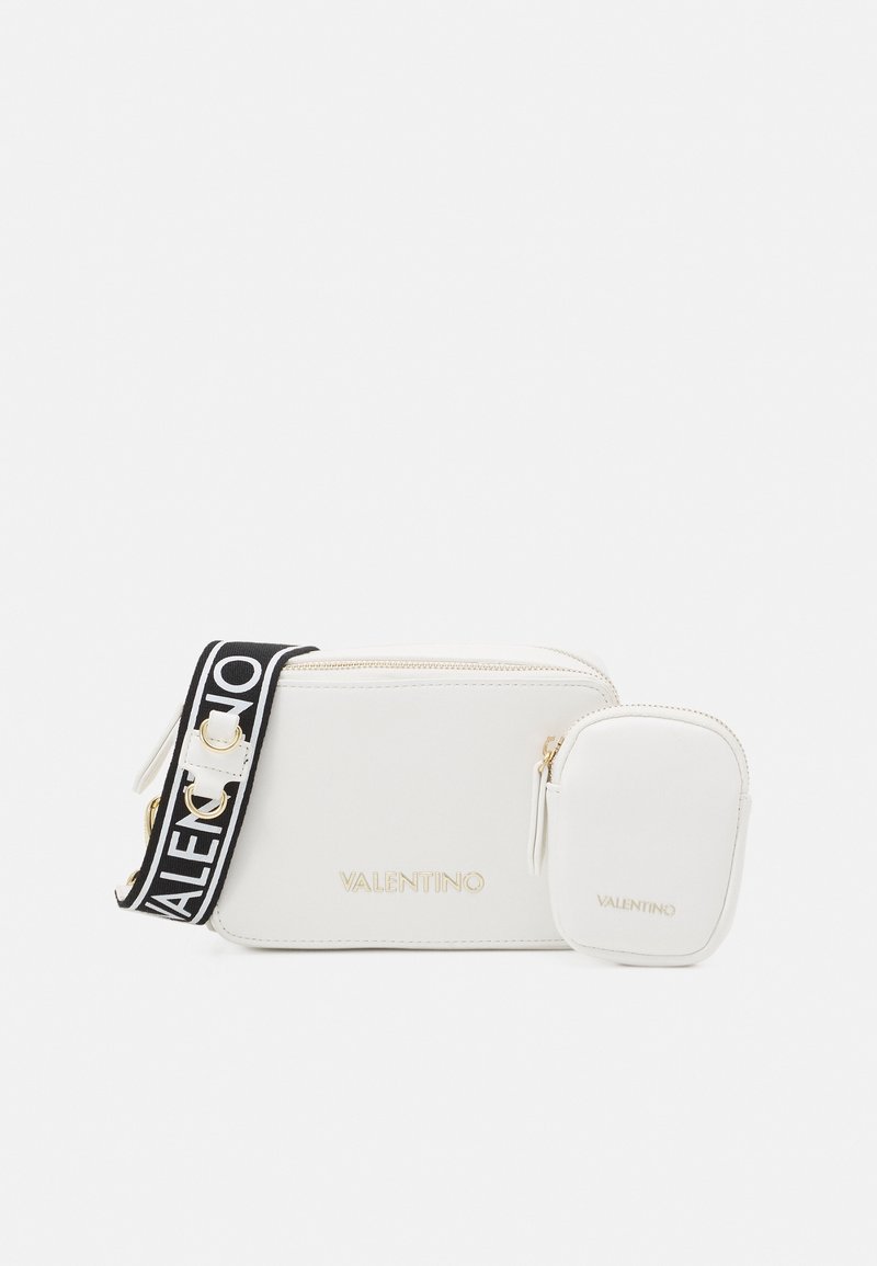 Vit läder crossbody-väska med en avtagbar ficka, guldfärgade detaljer och en svart-vit rem med "VALENTINO" text.