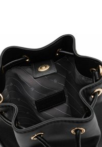 Sac seau en cuir noir avec fermeture à cordon, œillets dorés et doublure en tissu noir ornée de petits logos à l'intérieur.