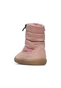 Růžová kotníková bota vyrobená z měkkého textilu a semiše s gumovou podrážkou, s nařaseným límcem, bočním zipem a logem.