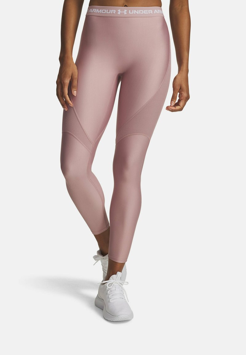 Helle rosa Athletik-Leggings aus elastischem Stoff. Merkmale einen hohen Bund mit weißem Branding und strukturierten Einsätzen an den Seiten.