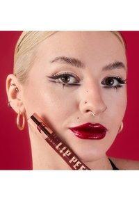 Makeup Revolution REVOLUTION TRULY SINFUL PEEL OFF LIP STAIN RED - 2-in-1: lip & wang - red