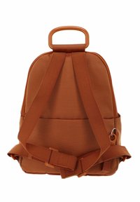 Sac à dos en tissu brun avec une forme arrondie, une poignée supérieure, des bretelles ajustables, une surface texturée et une boucle d'attache sur le côté.