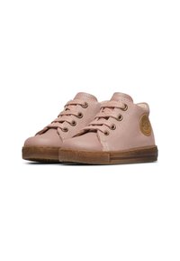 Sneaker basse in suede rosa con punta tondeggiante, chiusura con lacci, occhielli dorati e suola in gomma. Presenta una patch rotonda con logo sul lato.