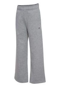 Graue weit geschnittene Jogginghose mit elastischem Bund und kleinem schwarz-weißem Logo am linken Oberschenkel, dargestellt auf weißem Hintergrund.