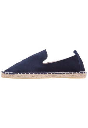 Espadrille bleu marine à enfiler avec dessus en daim et semelle en jute tressée, vue de côté sur fond blanc.