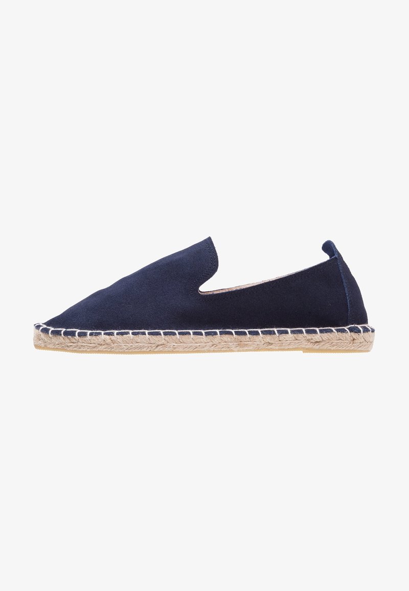 Espadrille bleu marine à enfiler avec dessus en daim et semelle en jute tressée, vue de côté sur fond blanc.