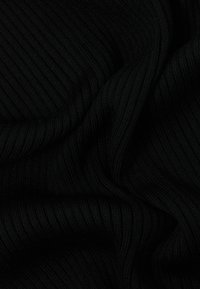 Tecido de malha ribada preto, exibindo uma textura suave e linhas distintas criadas por padrões em relevo, com dobras drapeadas.