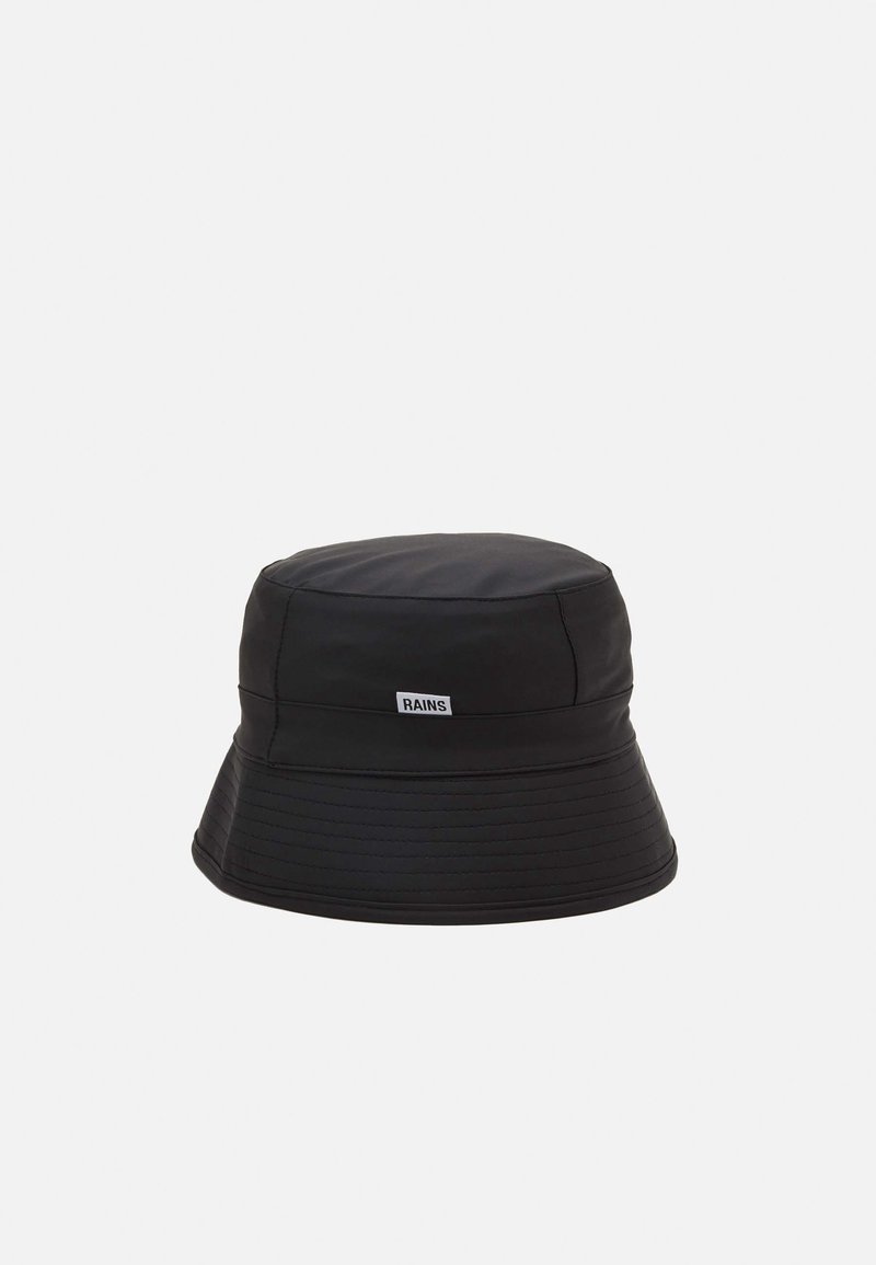 Chapeau bob noir imperméable avec large bord et petite étiquette logo "RAINS" à l'avant au centre.