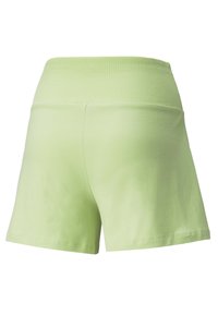 Pantalones cortos verde claro de una suave mezcla de algodón, con una cinturilla acanalada ancha y un corte relajado, sin bolsillos ni costuras visibles.