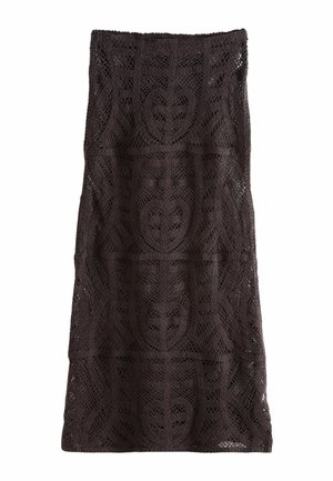 Czarna spódnica szydełkowa do kolan z geometrycznymi i liściastymi wzorami, prosty krój i falowany brzeg.