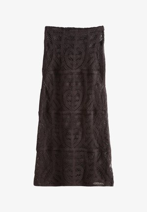 Čierna háčkovaná sukňa po kolená s geometrickými a listovými vzormi, rovný strih a vlnitý lem.