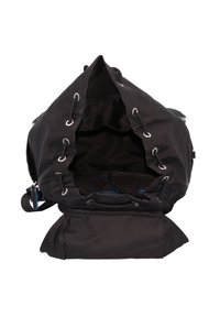 Zaino in nylon nero con chiusura a coulisse, occhielli in argento e un ampio spazio interno. Texture morbida con finitura opaca e un branding sottile all'interno.