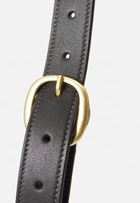 Ceinture en cuir noir avec une boucle en métal doré, dotée de cinq trous de réglage et d'une couture détaillée le long des bords.