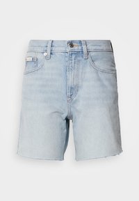 Ανοιχτό μπλε τζιν σορτς με ξεφτισμένα τελειώματα, εμπρόσθιο κούμπωμα με κουμπί και φερμουάρ, θηλιές για ζώνη και εμπρόσθιες τσέπες.