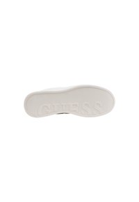 Semelle de sneaker blanche avec une surface texturée et un logo "GUESS" en relief. Profil lisse et arrondi ; design minimaliste ; sans embellissements visibles.