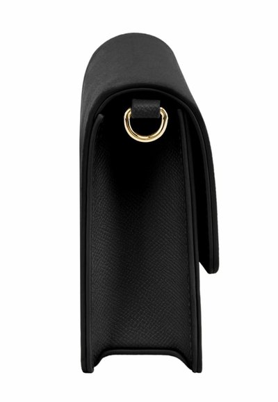 Črna torbica iz teksturiranega usnja, stranski pogled, ki prikazuje zlati kovinski obroč in strukturirano pravokotno obliko.