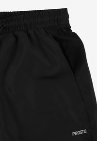 Czarne szorty z elastycznym pasem, sznurkiem do regulacji i bocznymi kieszeniami. Wykonane z teksturowanej tkaniny z małym logo w kolorze srebrnym.