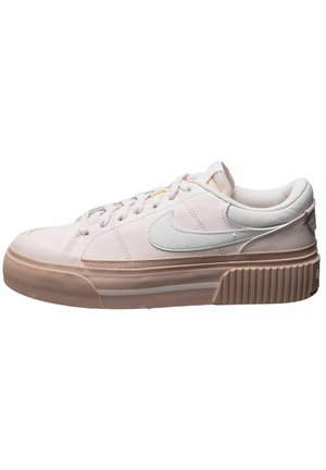 Baskets Nike basses en rose clair et beige avec un swoosh blanc, fermeture à lacets et semelle épaisse texturée.