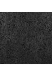 Tissu noir avec un texte en relief et ondulé formant un motif continu épelant "WEAR RAG GARAGE." La texture est lisse avec un léger éclat.