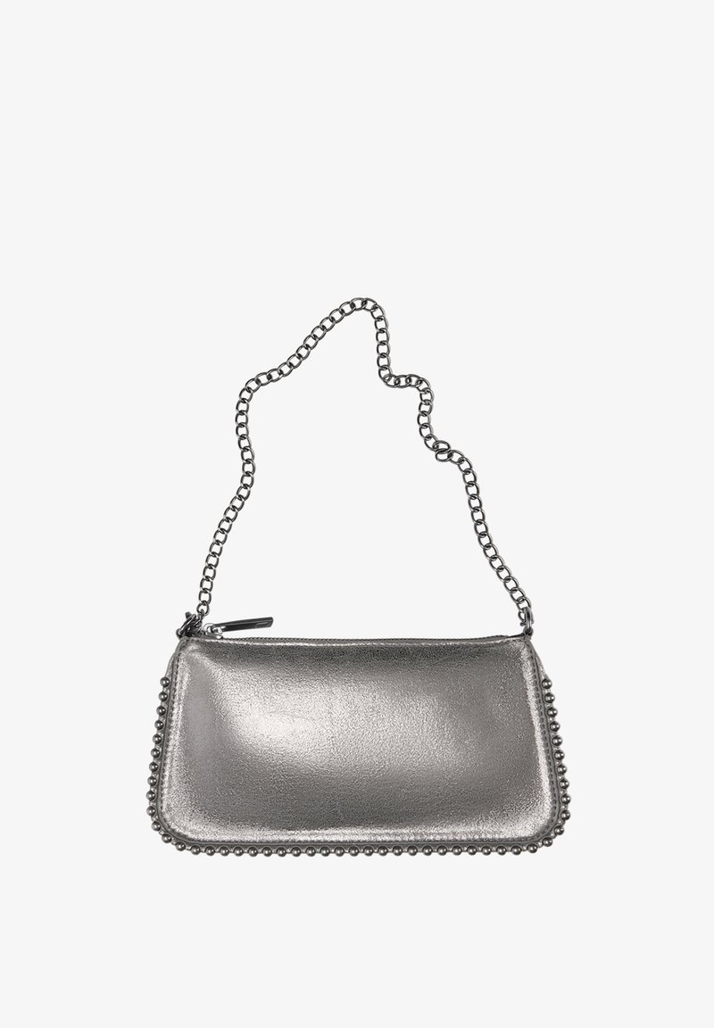 Petit sac à main métallique argenté avec bords arrondis, bordure de perles, fermeture éclair et une courte bandoulière chaîne.