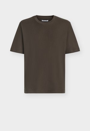 Donkergroen olijfgroene katoenen T-shirt met korte mouwen en ronde hals, plat neergelegd op een lichtgrijze achtergrond.