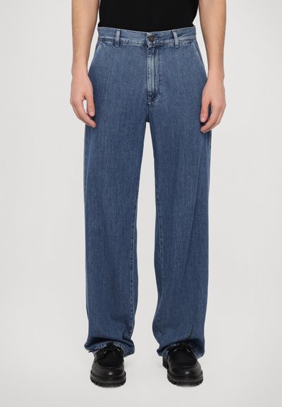 Jean en denim bleu clair avec une coupe décontractée, fermeture à bouton et jambes droites. Le matériau est doux avec un léger délavage et un design classique à cinq poches.