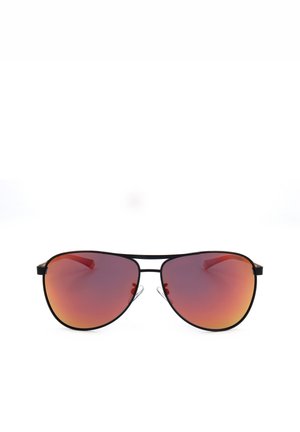 Eleganti occhiali da sole aviator con montatura in metallo nero e lenti sfumate arancione-rosse riflettenti su sfondo bianco.