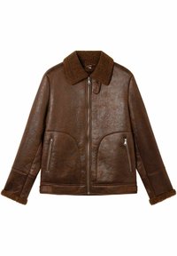Giacca in pelle marrone con colletto e polsini in shearling, zip frontale, due tasche laterali con zip e cinturino regolabile nella zona della vita.